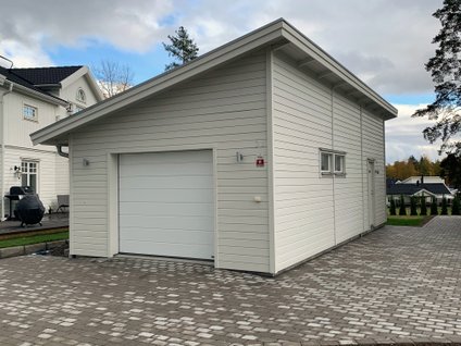 Vitt garage från Lundqvist Trävaru med liggande panel och pulpettak