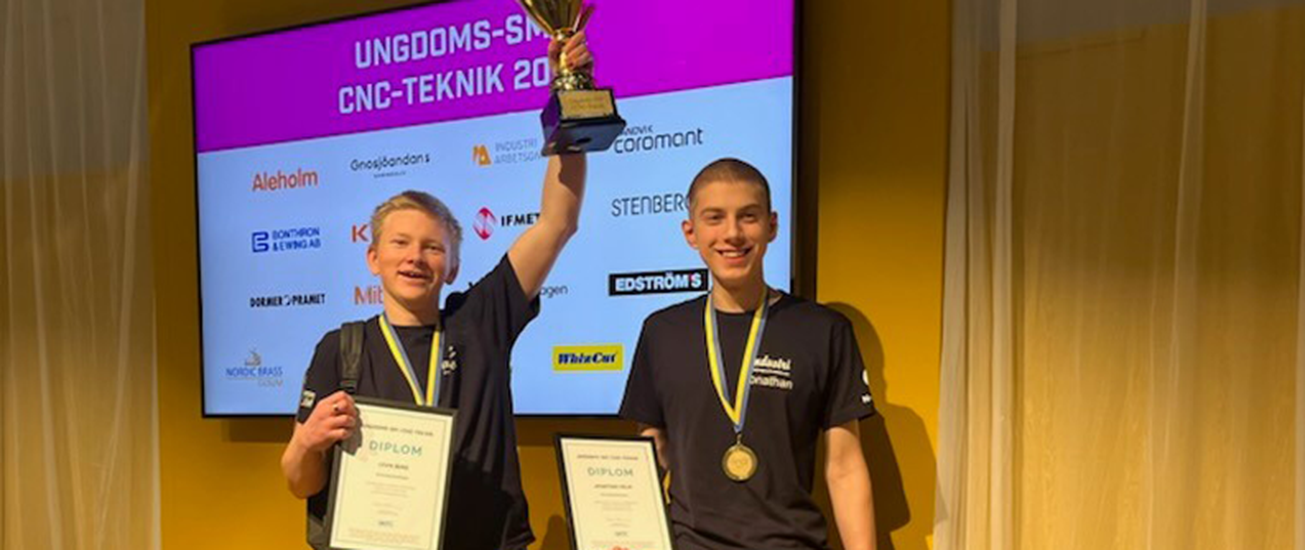 Två glada vinnare av ungdoms-SM. Levis Borg och Jonathan Holm.