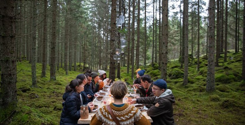 Utländska turister erbjuds att själva laga mat i svensk<br />
 natur från recept signerade svenska kockar. Foto: Visit Sweden