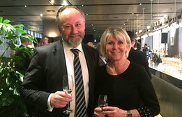Sång, skratt och många tal när Visitas Eva Östling tackades av