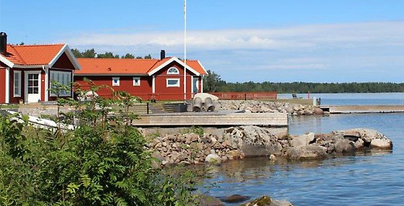 Katrinelund Gästgiveri & Sjökrog ligger några mil från Örebro vid Hjälmarens strand. 