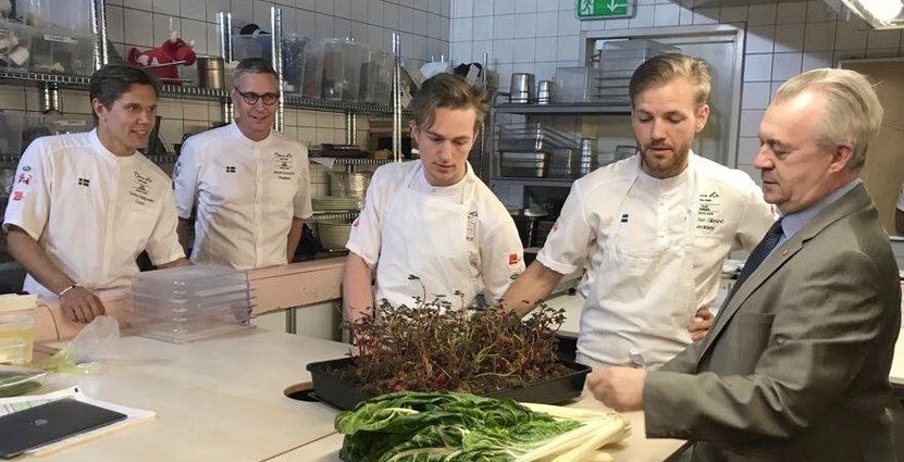 Landsbygdsminister Sven-Erik Bucht hälsar på team Sebastian Gibrand mitt under förberedelserna inför Kock-VM. 