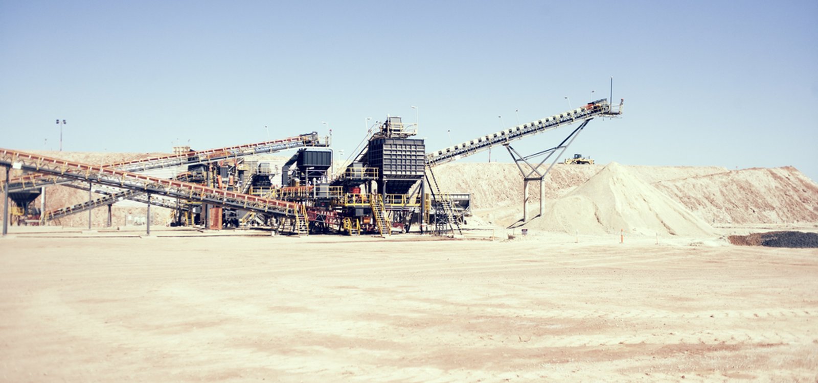 The Sandvik-supplied crushing and screening plant at the Rosemont gold mine in the middle of the red-coloured Western Australian bush lands is an integral part of Regis Resources’ efficient gold production.