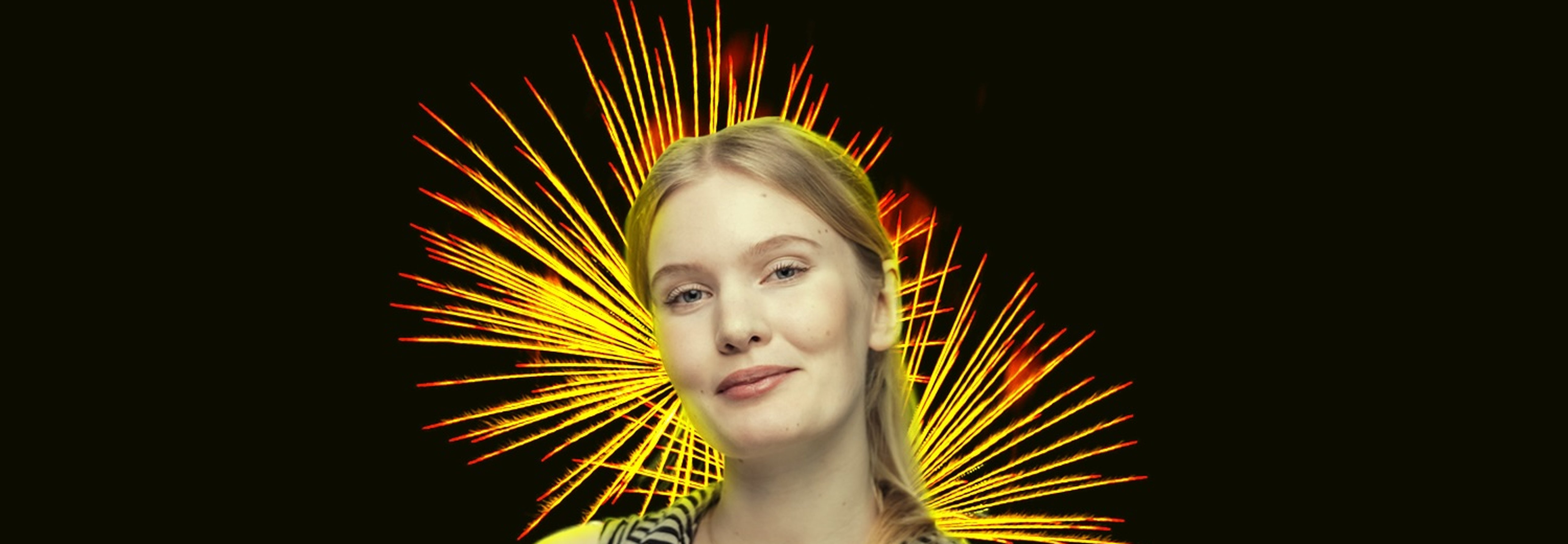 Ung kvinna med fyrverkerier i bakgrunden