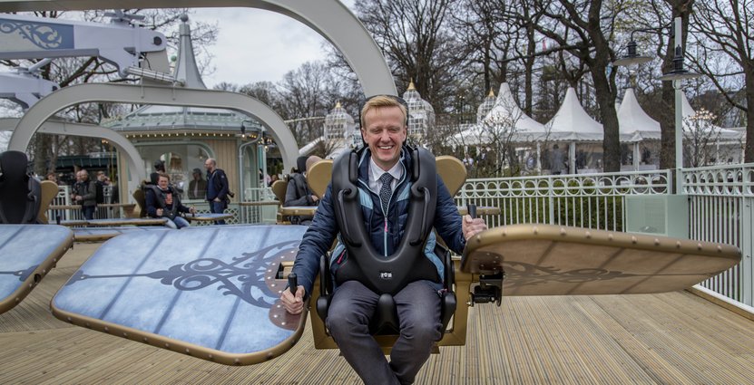 Lisebergs vd Andreas Andersen teståkte nya AeroSpin och uppmanade andra att slå honom i antalet roterade varv. 