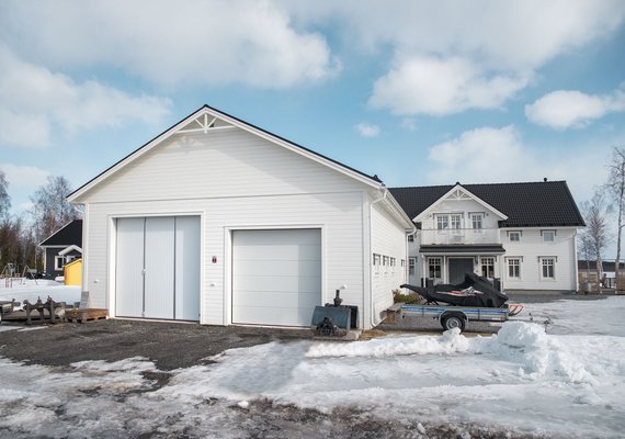 Maskinhall med portar på gavel