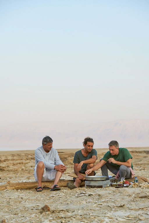 Tareq lagar mat i sällskap med sin pappa Seif och brodern Zafer. Foto: Peter Carlsson