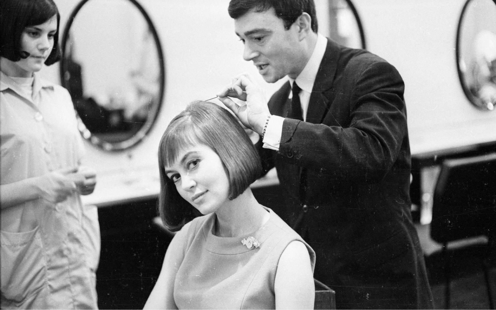 British hairdresser Vidal Sassoon creates a long bob with a soft fringe for actress Janette Scott.