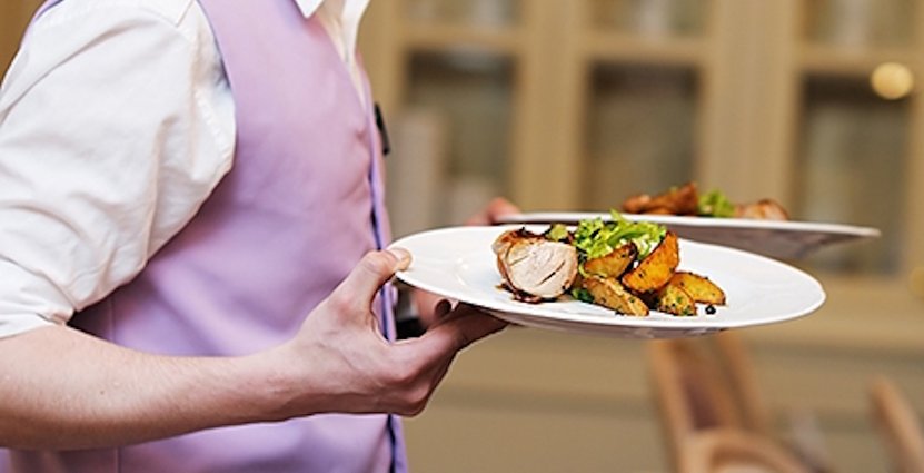 Servering - en av tävlingens fyra grenar. 