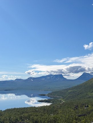 Lapporten sedd fr&aring;n baksidan av hotellet en solig sommardag