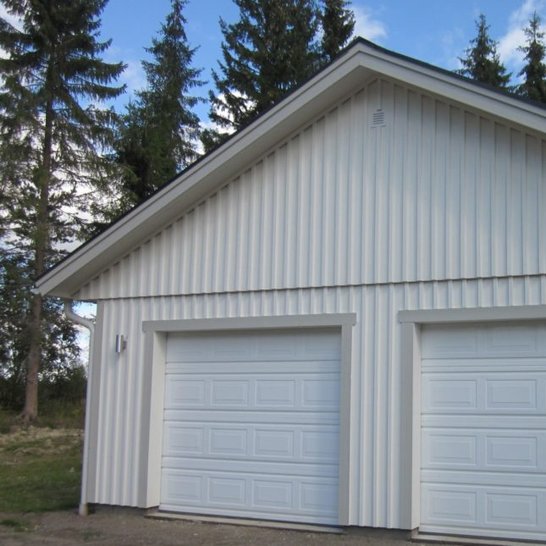 Dubbelgarage med ribbpanel