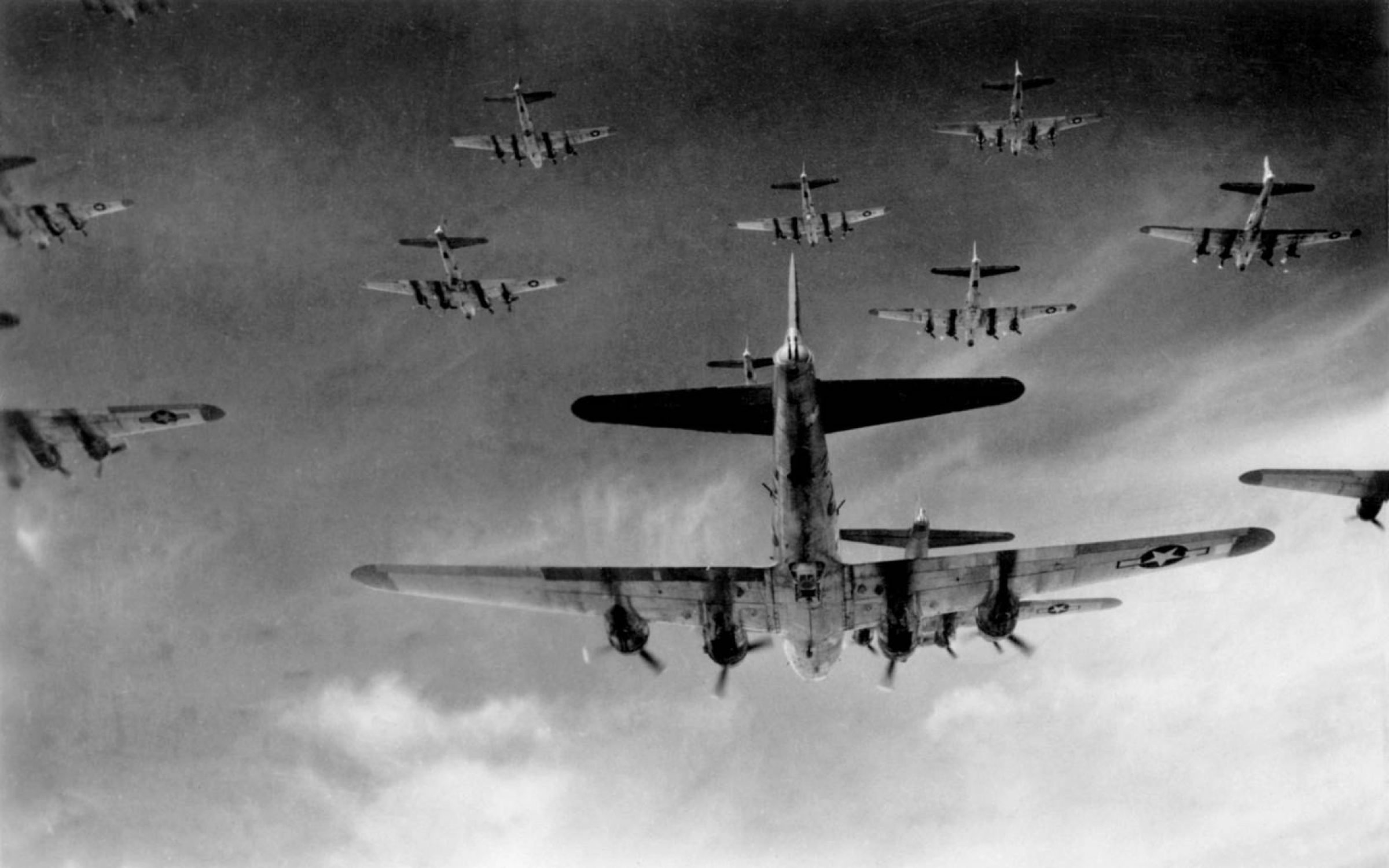 Flying Fortress bombers during a Second World War bombing mission. Credit: GL Archive / Alamy Stock Photo