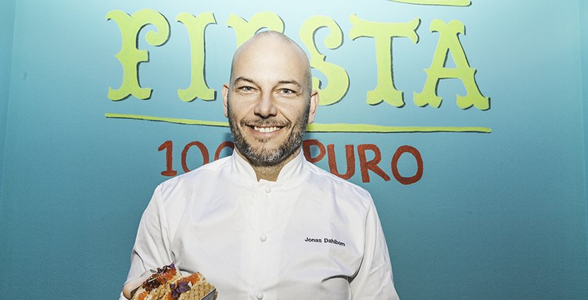 Jonas Dahlbom med en av rätterna på nya Fiesta Taqueria & Bar.  