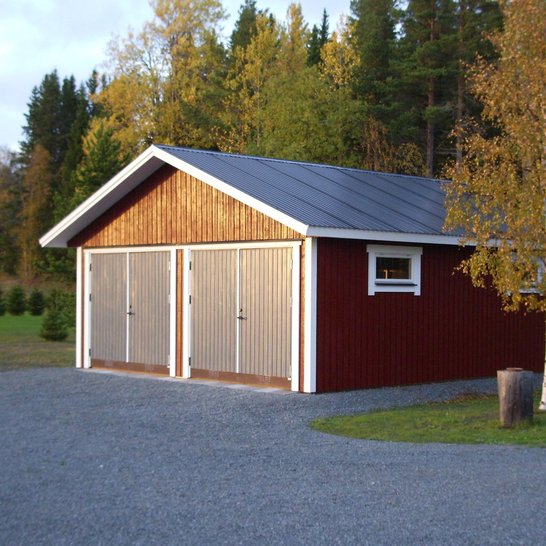 Slagportar på ena gaveln