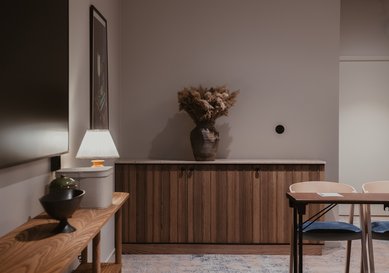 Detaljbild från konferenslokalen Last Word. Bilden visar en avlastningsbänk med en vas innehållande torkade blommor