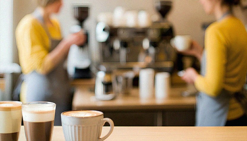 Barista använder Yabies kassalösning i ett modernt café
