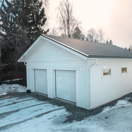 Dubbelgarage med liggande panel