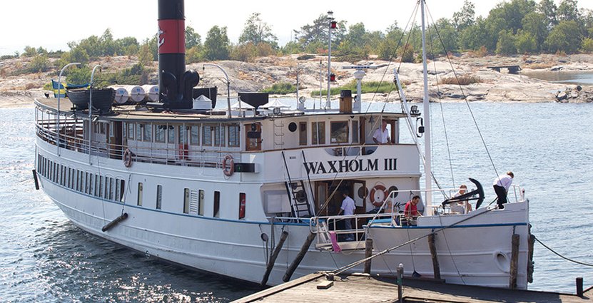 Skärgårdslinjerna med Cinderella hotas av nedläggning. På bilden Fartyget Waxholm III på Bullerö i Stockholms skärgård. Foto: Claes Helander. 