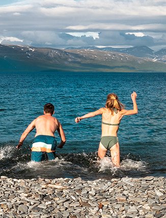 Three friends run down to Torneträsk for a mountain swim