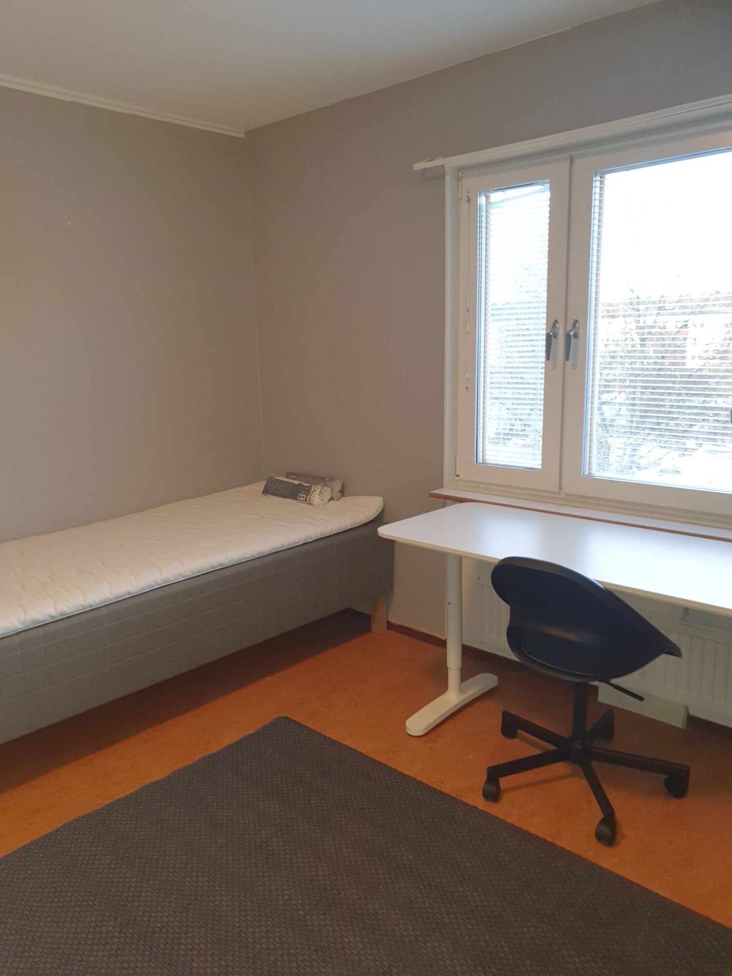 Studentroom with bed, desk and chair.