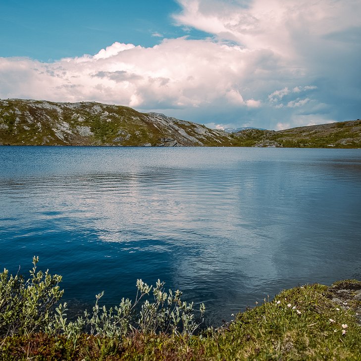 Kratersj&ouml;n fotad l&auml;ngs med strandkanten