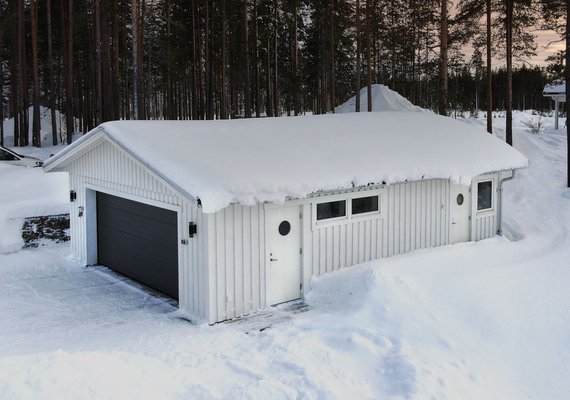 Garage i vinterlandskap