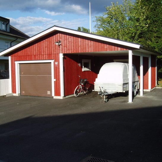 Garage med en plats för släpvagnen