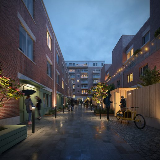Bakgata i bostadsomr&aring;de. Det &auml;r kv&auml;ll, utomhusbelysningen &auml;r t&auml;nd och flera personer syns i bilden.