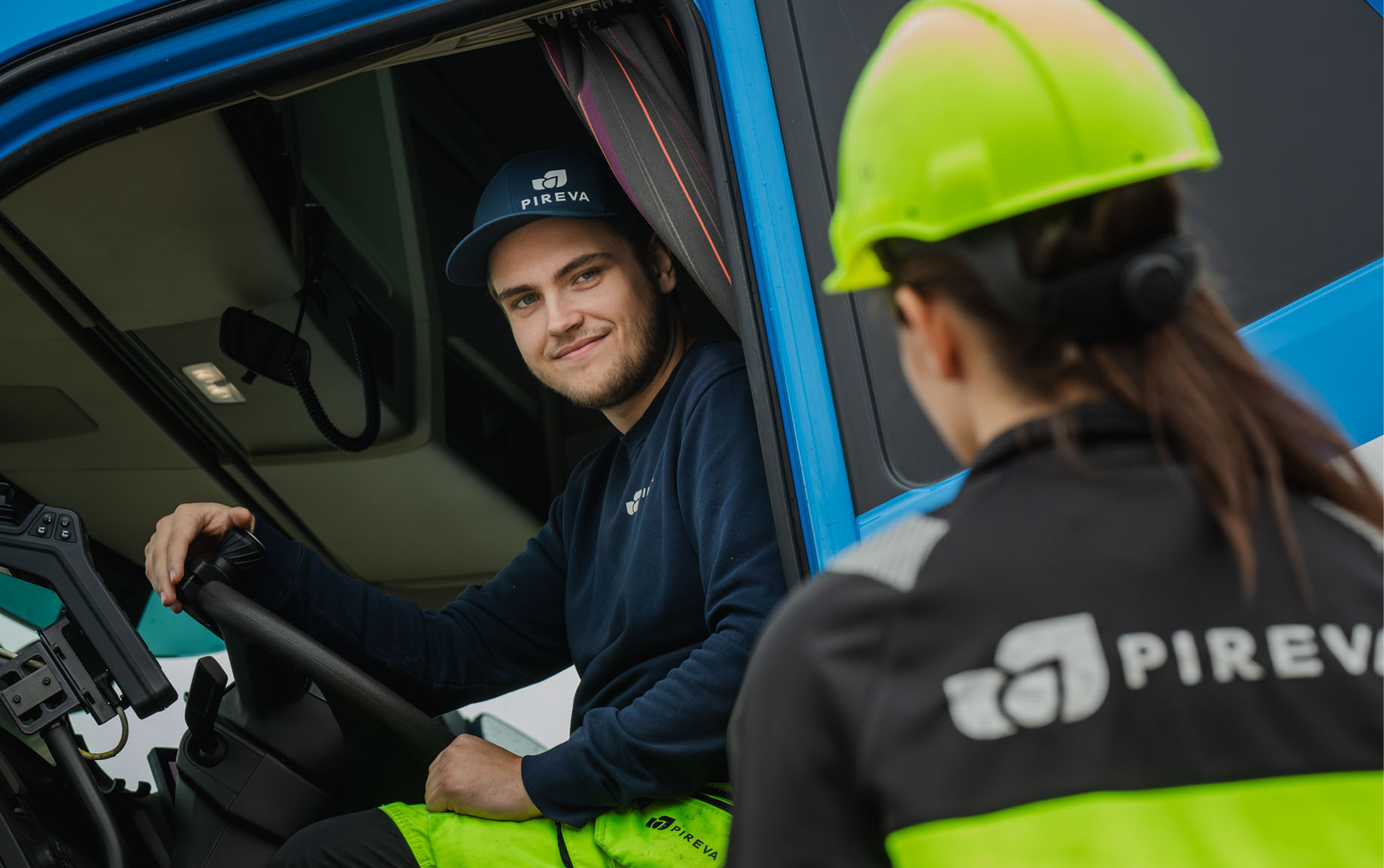 Chauff&ouml;r sitter i renh&aring;llningsfordon