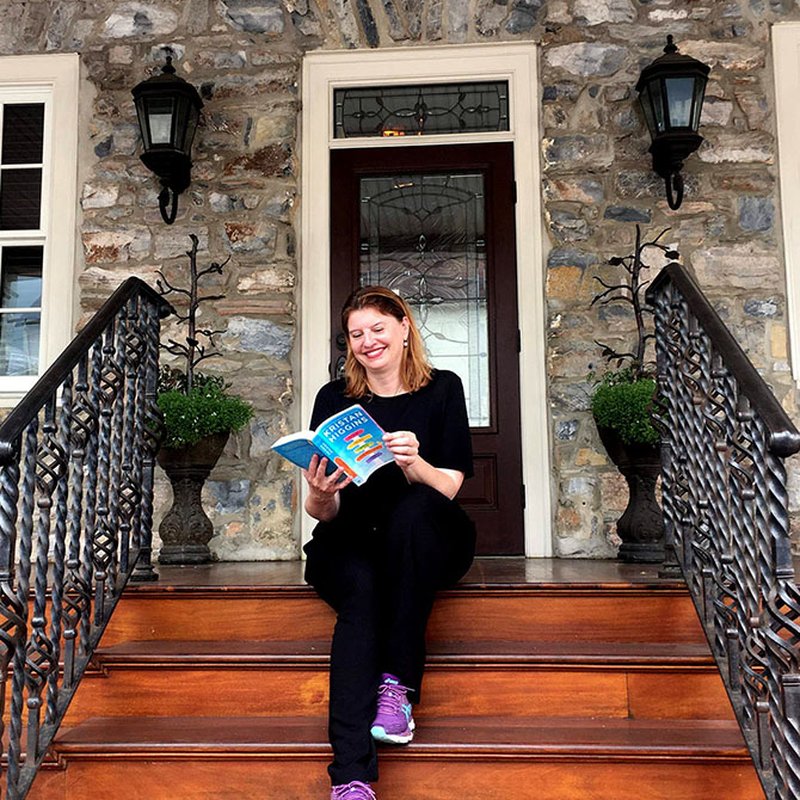 Simona Ahrnstedt går i Nora Roberts fotspår (bokstavligen)