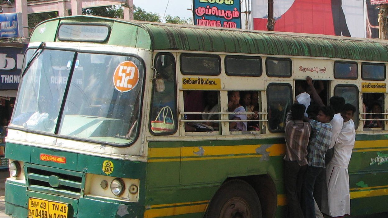 Buss i Indien. Bernard Gagnon Wikimedia commons (cropped)