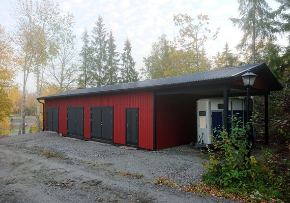Garage med 3 portar samt carport