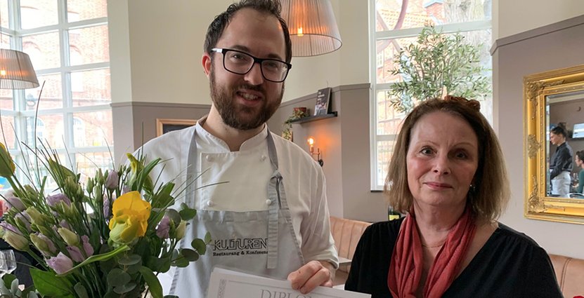 Robin Hägneryd, kökschef på Kulturen Restaurang & Konferens i Lund, tar emot utmärkelsen Bästa samtalsvänliga restaurang. Journalisten Irene Lippold delade ut priset på uppdrag av Matro.nu. 
