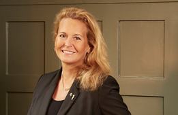 Hon belönas kungligt