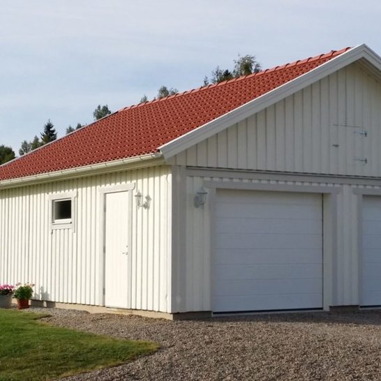 Garage med tegelröda pannor