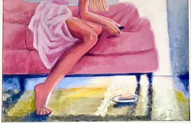 Illustration av kvinna på rosa soffa.