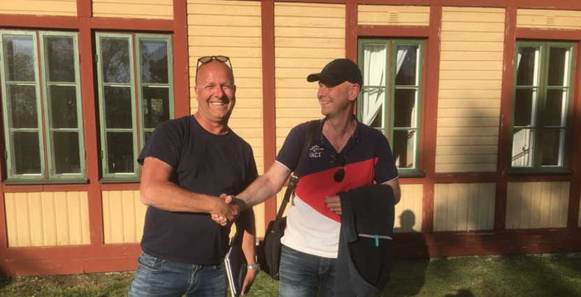 Pelle Lydmat och Skärgårdsstiftelsens Jonas Davidson. Foto: Skärgårdsstiftelsen