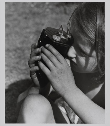 Lucia Moholy, Mädchen mit Kamera beim Fotografieren (Lucia, Tochter von Yella und Hans Curjel), um 1929, Bauhaus-Archiv Berlin.