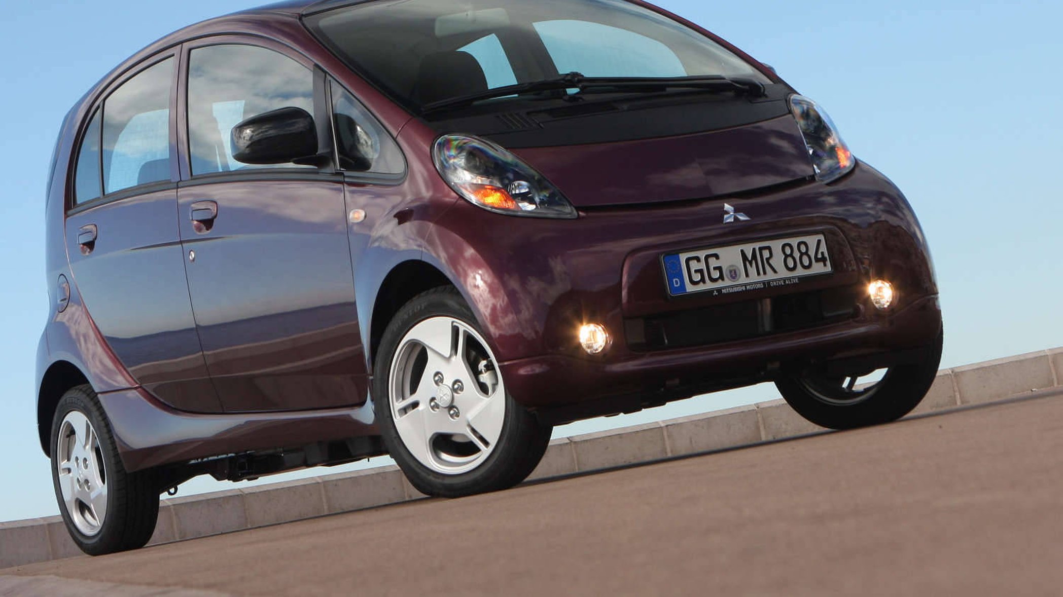 Uppförsbacke för Mitsubishi. Biltillverkaren misstänks för bluffsiffror och elbilen i-MiEV är en av modellerna. Bilen på bilden är registrerad utanför Japan och berörs inte.