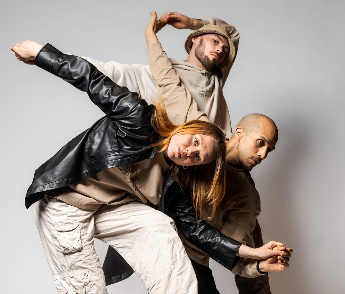 Tre dansare i ledig klädsel.