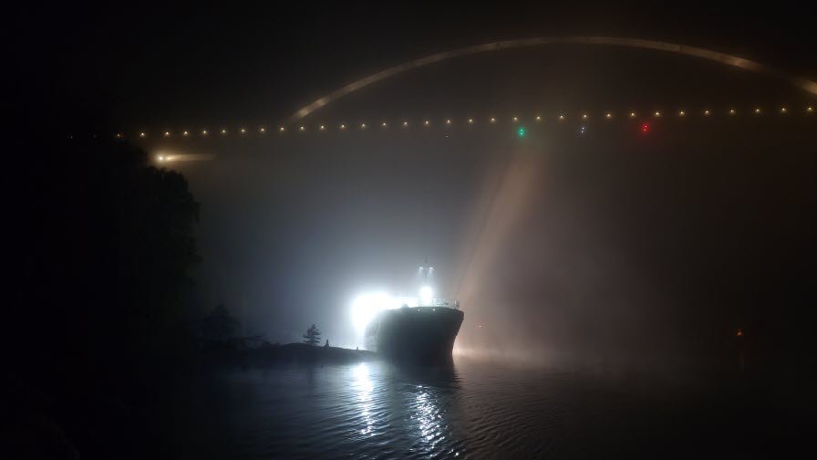 Fartyg på grund under Svinesundsbron.