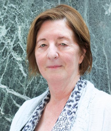 Pat Barker ger röst åt krigets tysta kvinnor – vill återta deras plats i historien