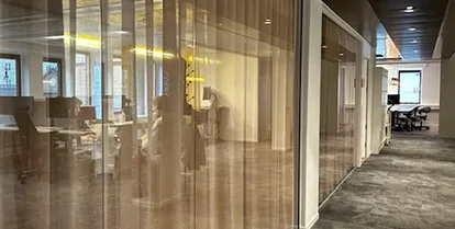 Mysafety's kontor. Medarbetare i ett konferensrum.