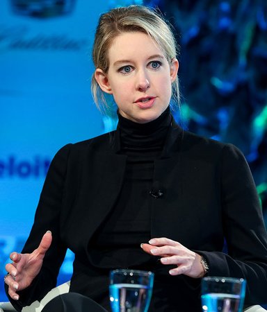 Elizabeth Holmes lurade eliten i USA — här är boken om den osannolika berättelsen