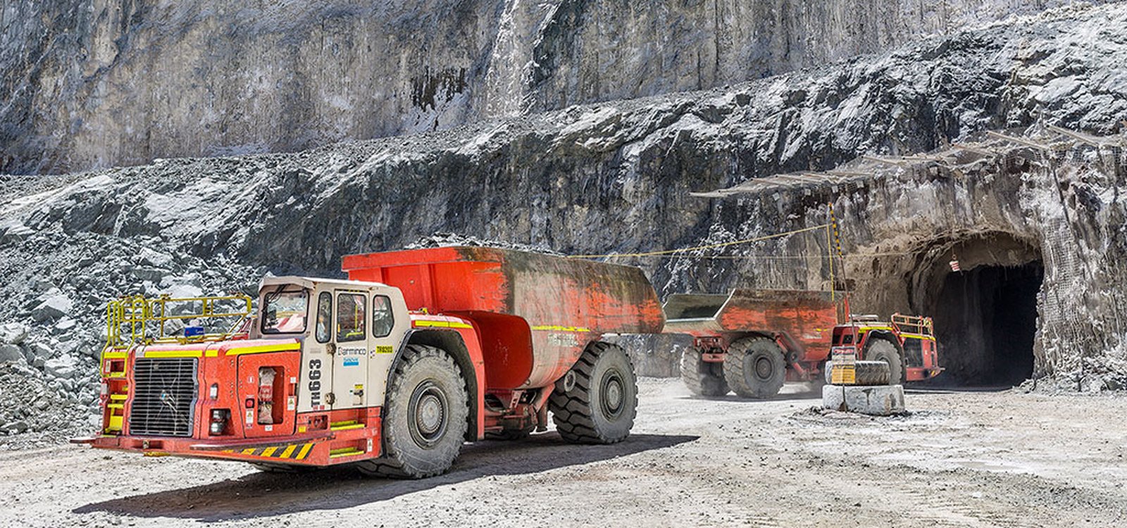 Caminhões totalmente carregados emergem da mina a cada cinco ou dez minutos para manter os níveis de produção elevados.