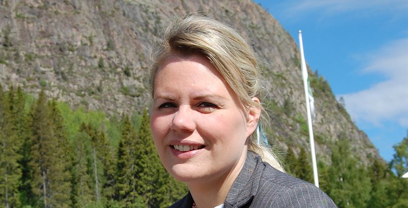 Maria Lundkvist är ny chef för turistservicen i de fyra Höga Kusten-kommunerna. I bakgrunden skymtar Skuluberget – ett smultronställe för henne. 