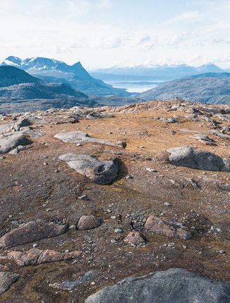 kalfj&auml;ll under h&ouml;sten med sn&ouml;t&auml;ckta fj&auml;lltoppar i fj&auml;rran
