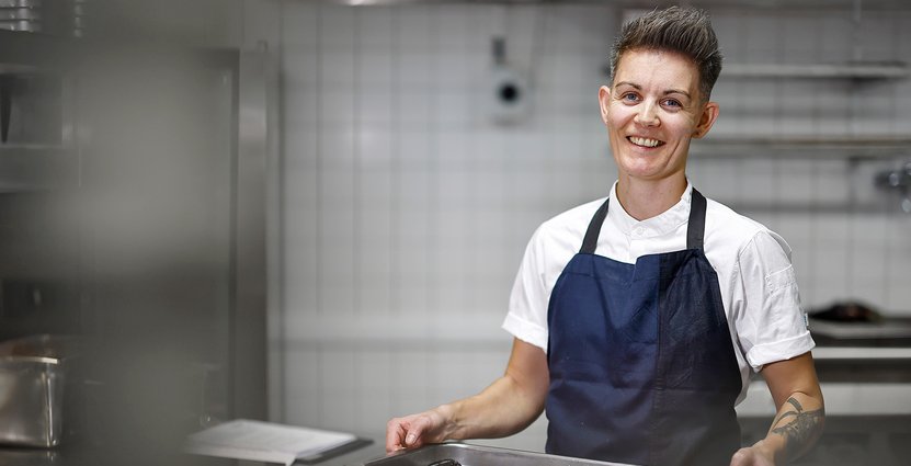 – Jag vill skapa en arbetsplats präglad av passion, glädje och trygghet, säger köksmästare Myrthe Put, som utnämnts till Restaurangbranschens vardagshjälte 2023. Foto: Peter Holgersson