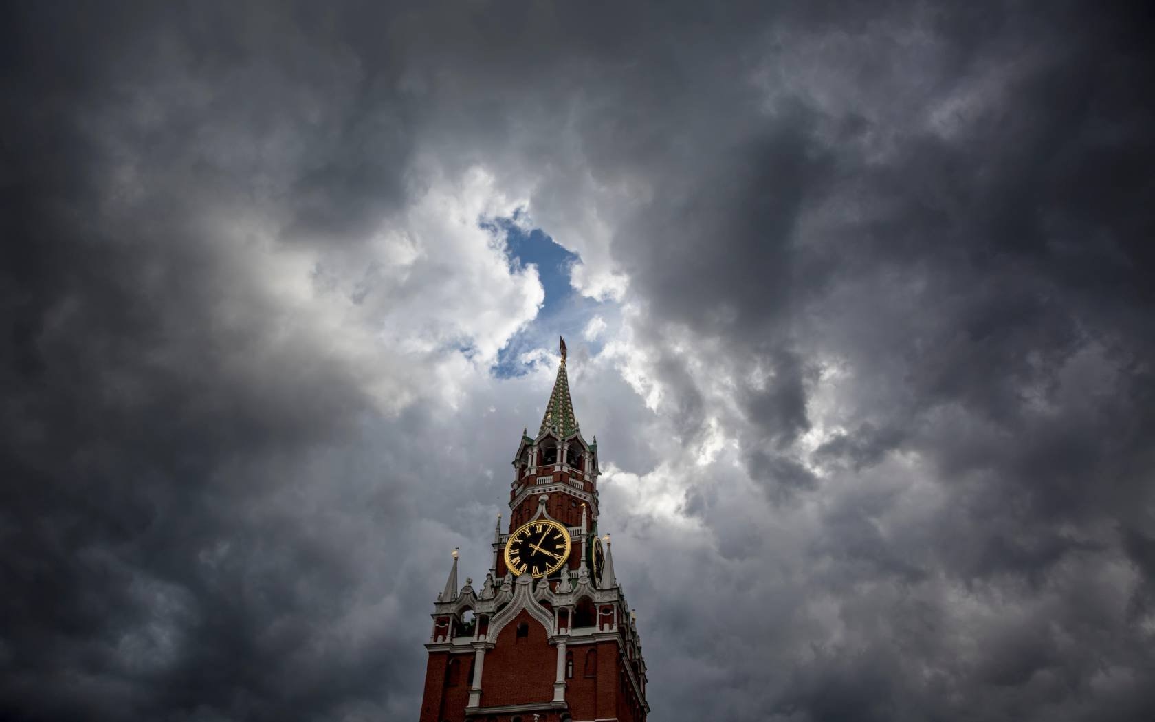 View of the Spasskaya Tower of the Kremlin, Moscow. Credit: Nikolay Vinokurov / Alamy Stock Photo.
