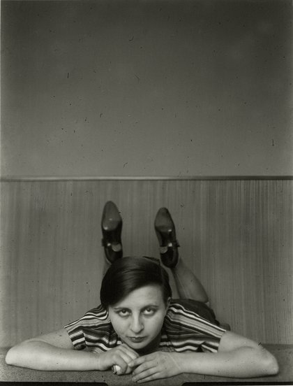 Gertrud Arndt, Selbstporträt im Atelier, Bauhaus Dessau, 1926, Bauhaus-Archiv Berlin.